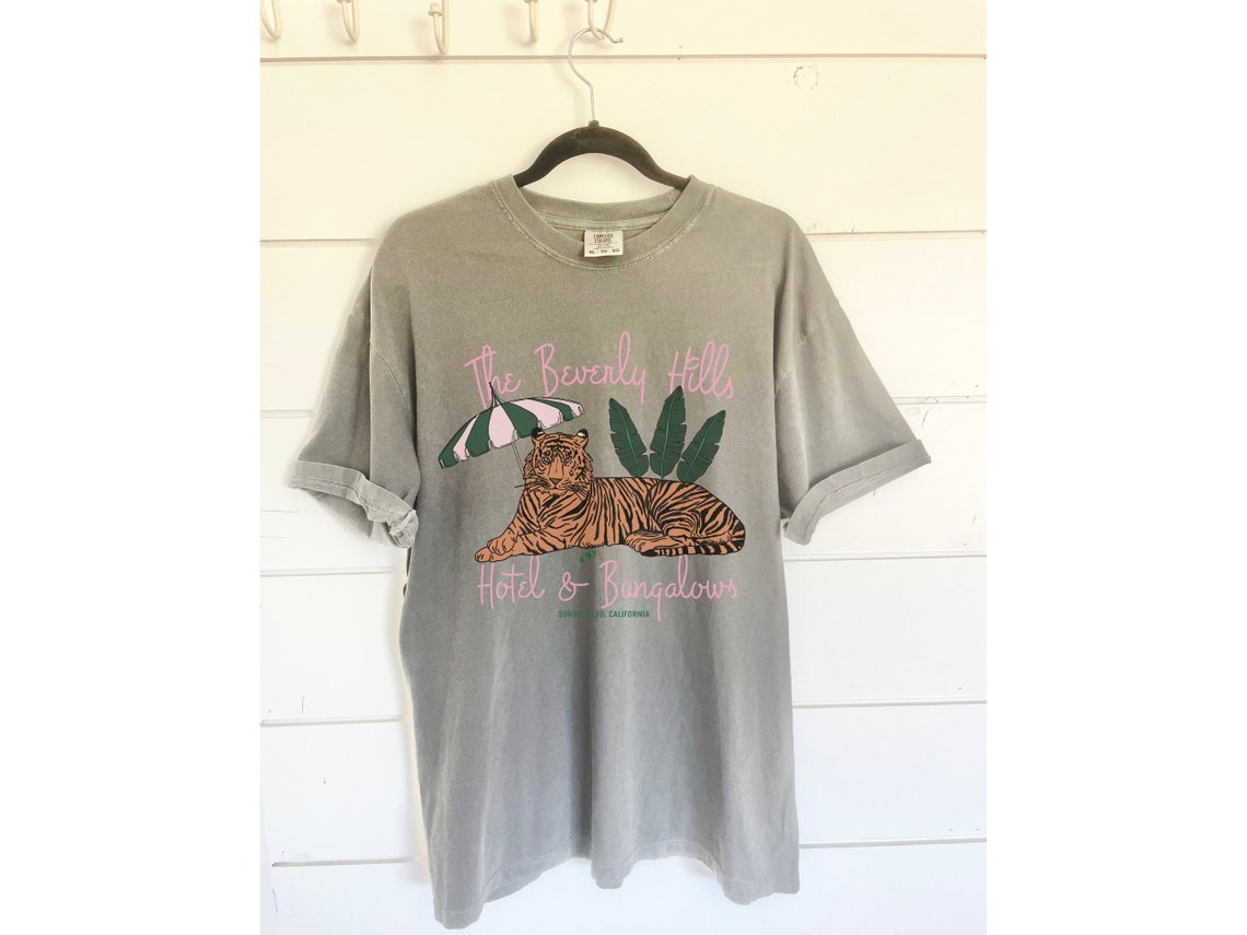 Beverly Hills Hotel Sunset Retro Graphic Tee – Trendy Bungalow Cabana Tee