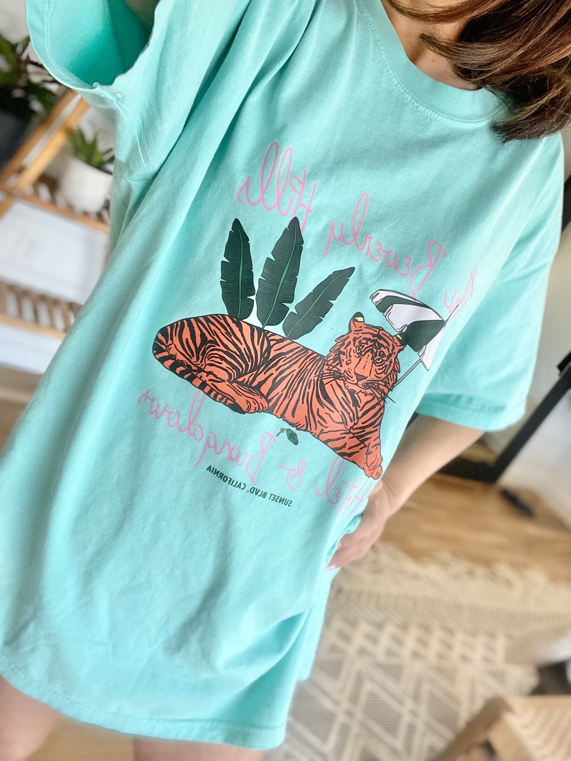 Beverly Hills Hotel Sunset Retro Graphic Tee – Trendy Bungalow Cabana Tee